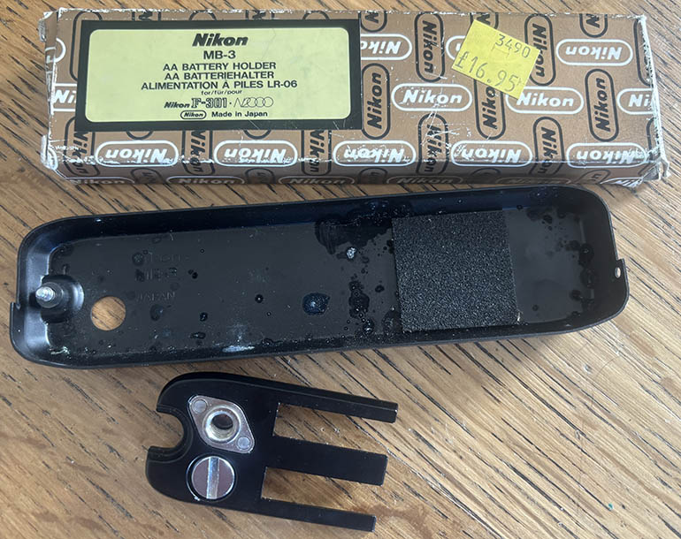 Nikon MB-3 F-301 AA battery holder base Battery / Charger