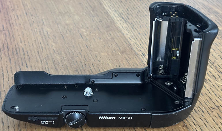 Nikon MB-21 Battery Grip Battery / Charger